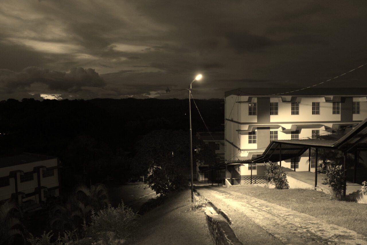 Vista nocturna histórica del Centro Vocacional de Chapala