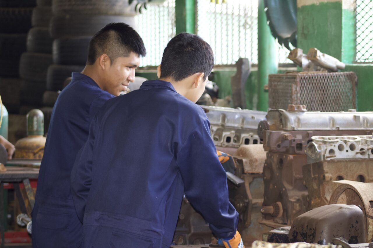 Jóvenes trabajando en un taller técnico del Centro Vocacional de Chapala