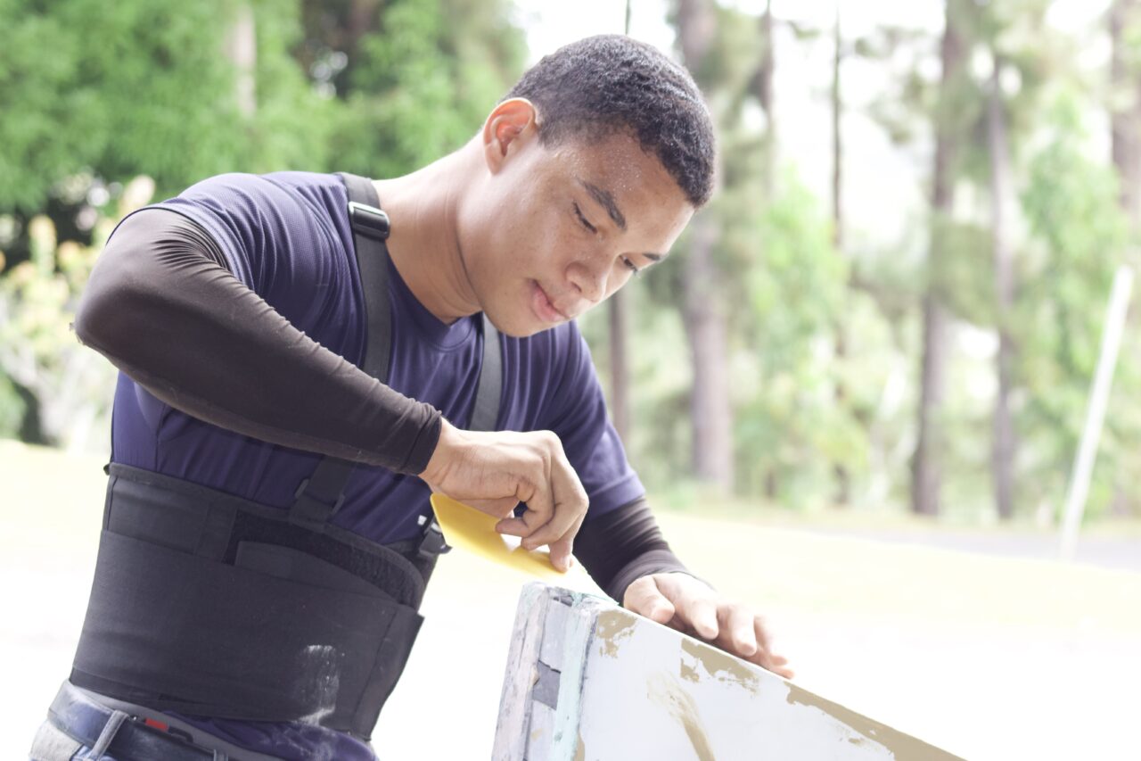 Joven realizando una actividad de formación práctica